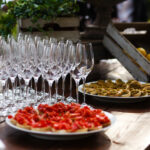 Smårätter och champagneglas uppdukat på bord